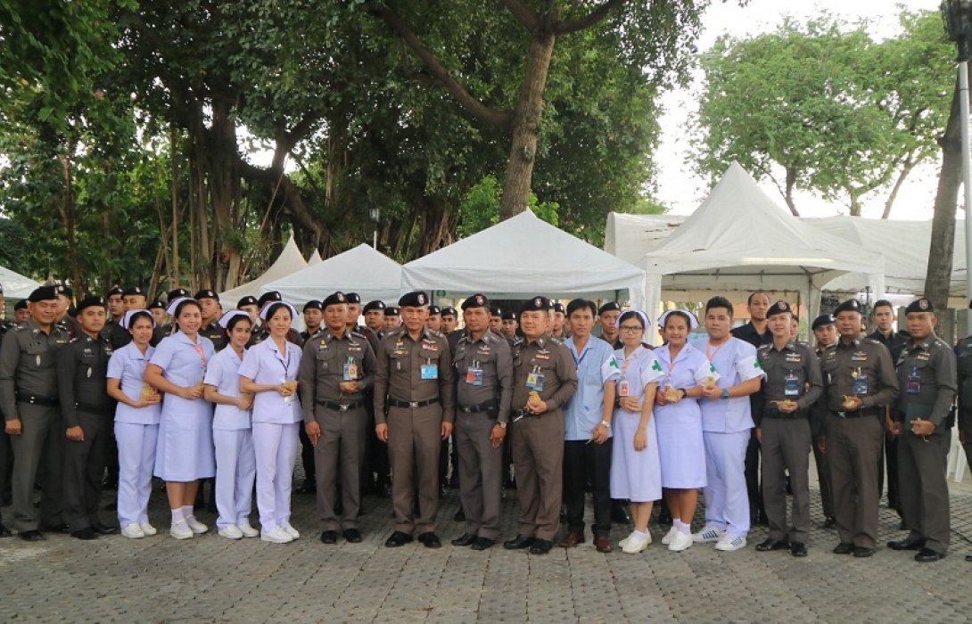 ตรวจเยี่ยม พร้อมมอบของที่ระลึก