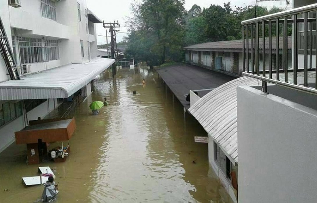 กรม สบส.ส่งทีมเอ็มเสิร์ทลงพื้นที่ช่วยเหลือโรงพยาบาลท่าศาลา จากเหตุน้ำท่วมฉับพลัน