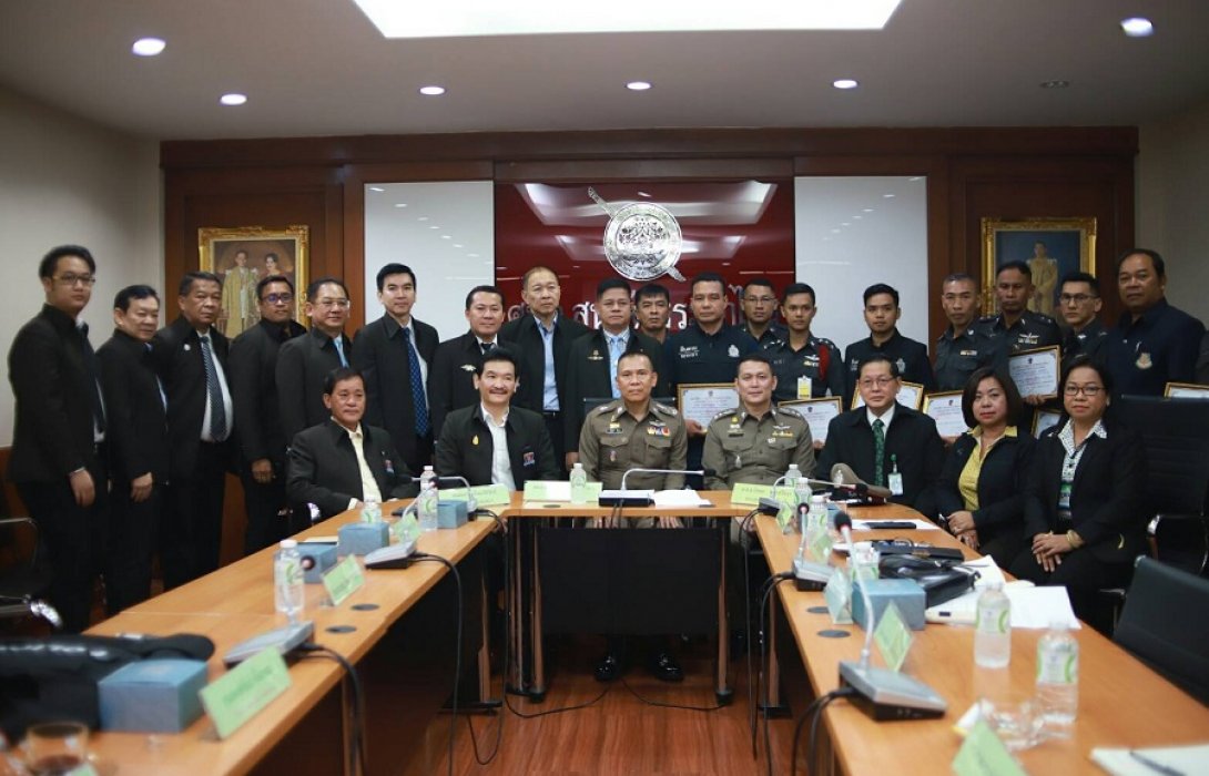 “มอบประกาศนียบัตร พร้อมเงินและสิ่งของขวัญ” 