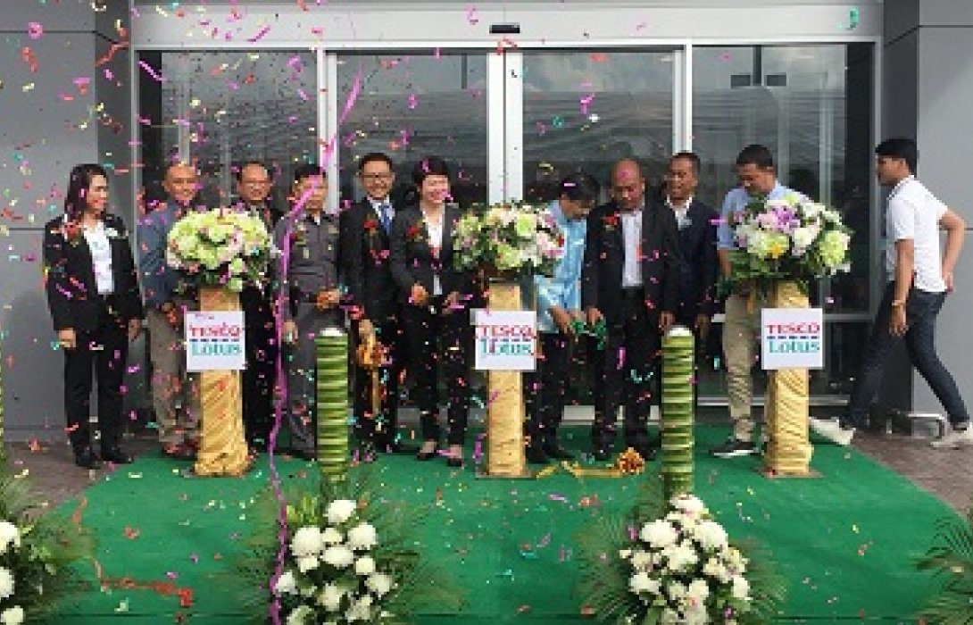 เทสโก้ โลตัส เปิดสาขาบ้านตาขุน พร้อมมอบทุนการศึกษาให้นักเรียนในเขตอำเภอบ้านตาขุน จำนวน 100,000 บาท