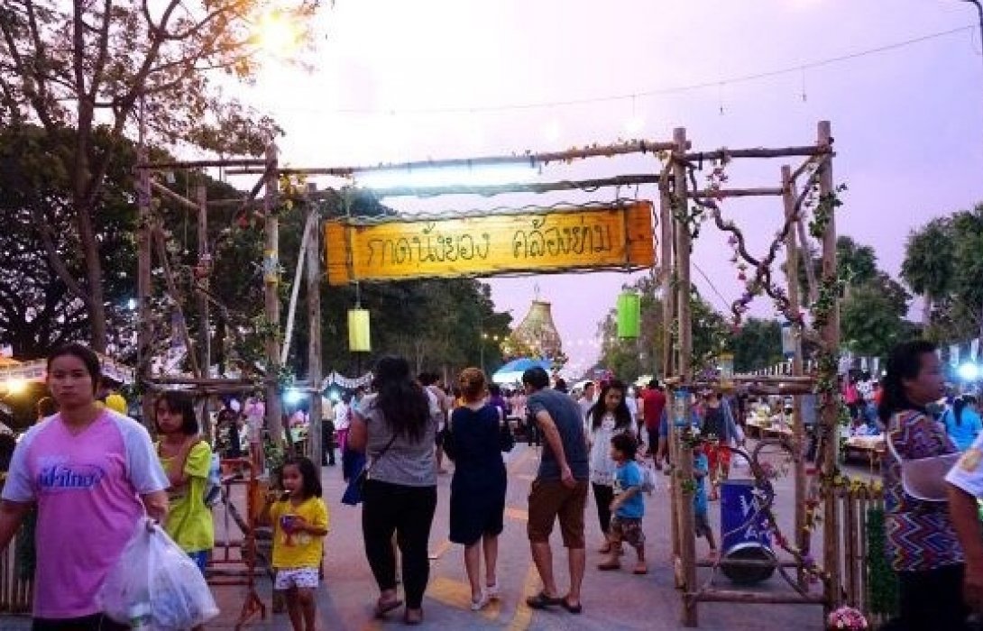 “กาดนั่งยองคล้องย่าม จ.ตาก”