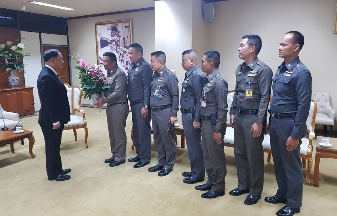 เข้าเยี่ยมคารวะและแสดงความยินดี