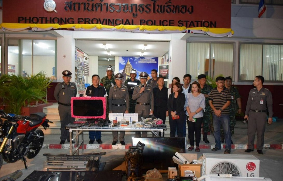 รวบแล้ว โจรบุกชิงทรัพย์ผู้ใหญ่บ้านหญิง ในบ้านพักเมืองอ่างทอง พบเคยก่อเหตุหลายพื้นที่ ยึดของกลางนับ 40 รายการ