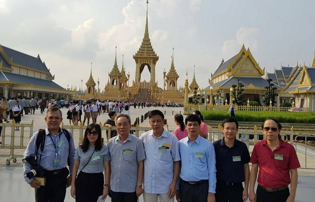 คณะสื่อมวลชนเวียดนาม เข้าเยี่ยมชมนิทรรศการพระราชพิธีถวายพระเพลิงพระบรมศพฯ