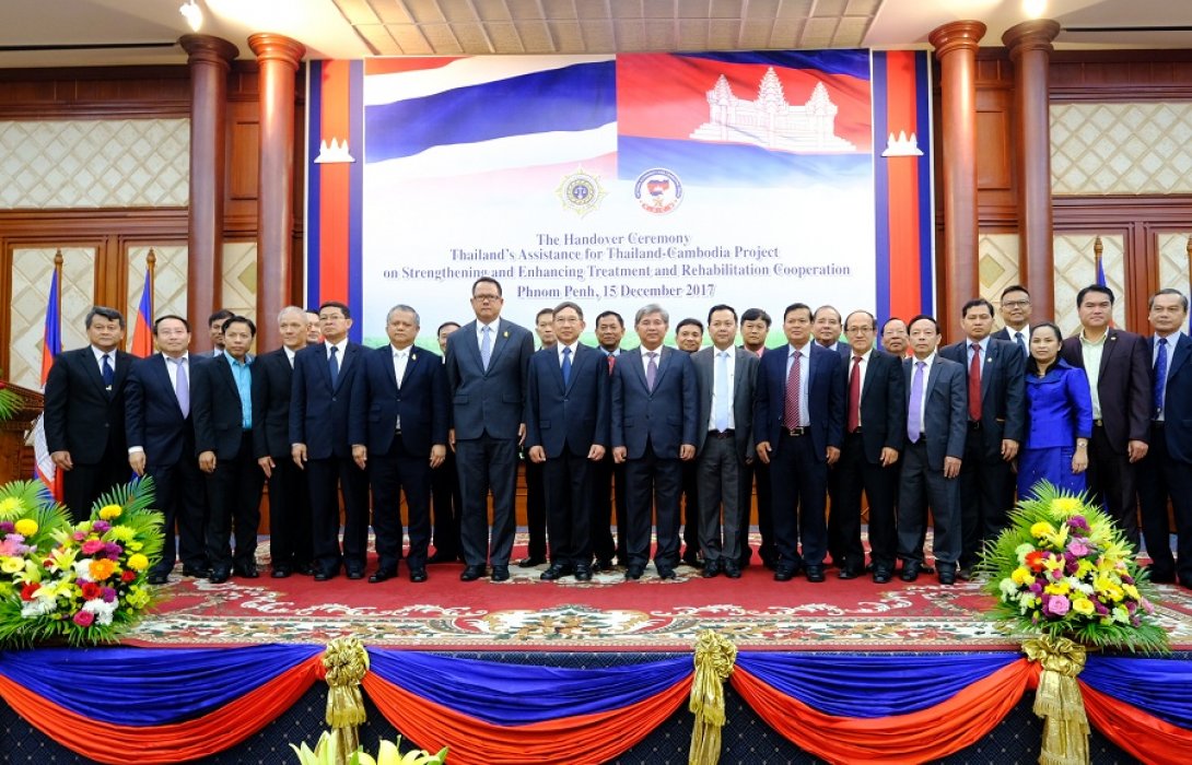 รองนายกรัฐมนตรีและรมว.การกระทรวงยุติธรรมมอบเงินช่วยเหลือกัมพูชา