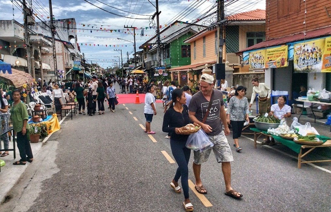 ถนนคนเดินสายวัฒนธรรมสู้ศึกตลาดวิถีชุมชน ตลาดต้องชมแห่งอ่าวมะนาว