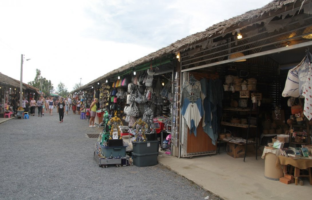 “ตลาดนัดบางเนียง พังงา” 