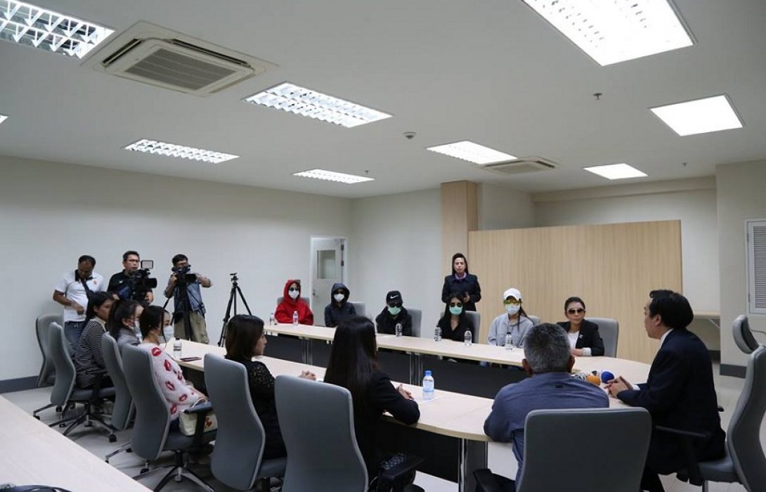 เจ้าหน้าที่กรม สบส.พบผู้เสียหายจากการศัลยกรรมเสริมหน้าอกกับคลินิกย่านเมืองทอง 