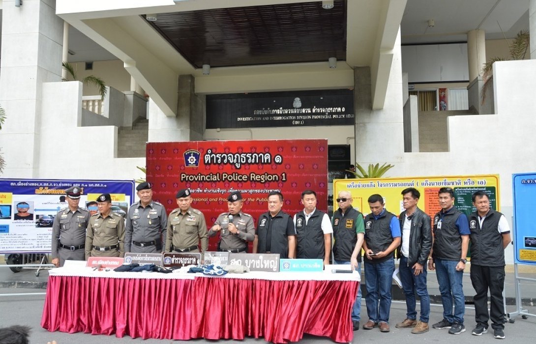 รอง ผบ.ตร.นำทีมแถลงจับกุมผู้ต้องหาแก๊งค์โจรกรรมรถยนต์