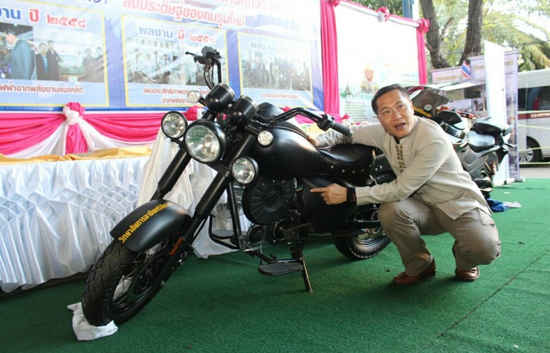รมว.วีระศักดิ์ ตรวจสถานที่การประชุม ครม.สัญจร สุโขทัย พร้อมโชว์มอเตอร์ไซค์