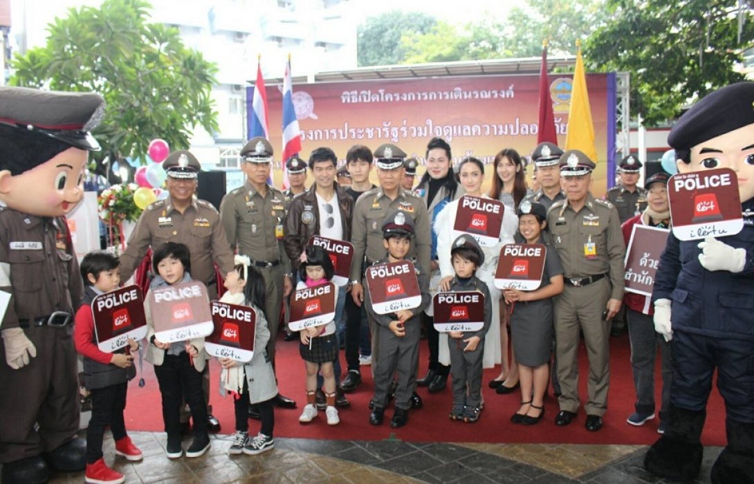 ตร.-ดารา เดินรณรงค์ความปลอดภัยเทศกาลสำคัญ แนะแอพพลิเคชั่น