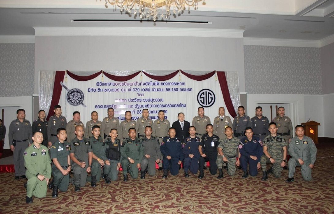 รองนายกและรมว.กลาโหม เป็นประธานแจกจ่ายอาวุธปืนพกสั้น กว่า50,000 กระบอก