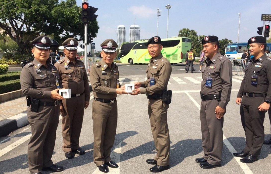 น.1 มอบสิ่งของให้เจ้าหน้าที่ตำรวจ