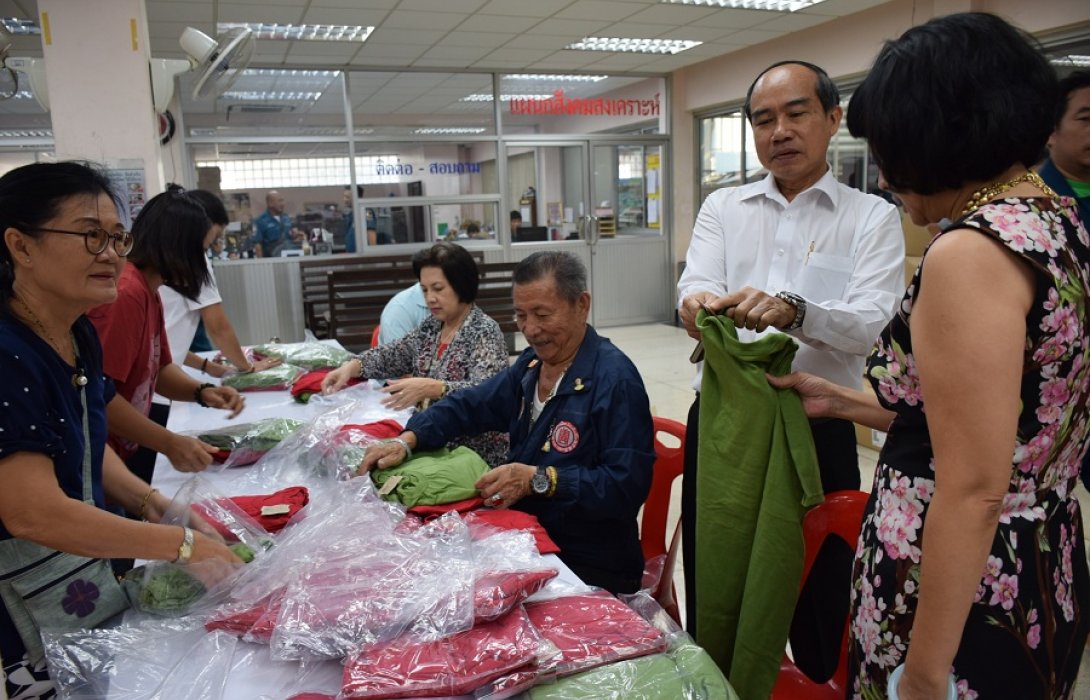 ร่วมกันแพ็คเสื้อผ้า สิ่งของแจกจ่ายให้แก่ผู้ประสบภัยในปี 61 นี้ทั่วประเทศ 