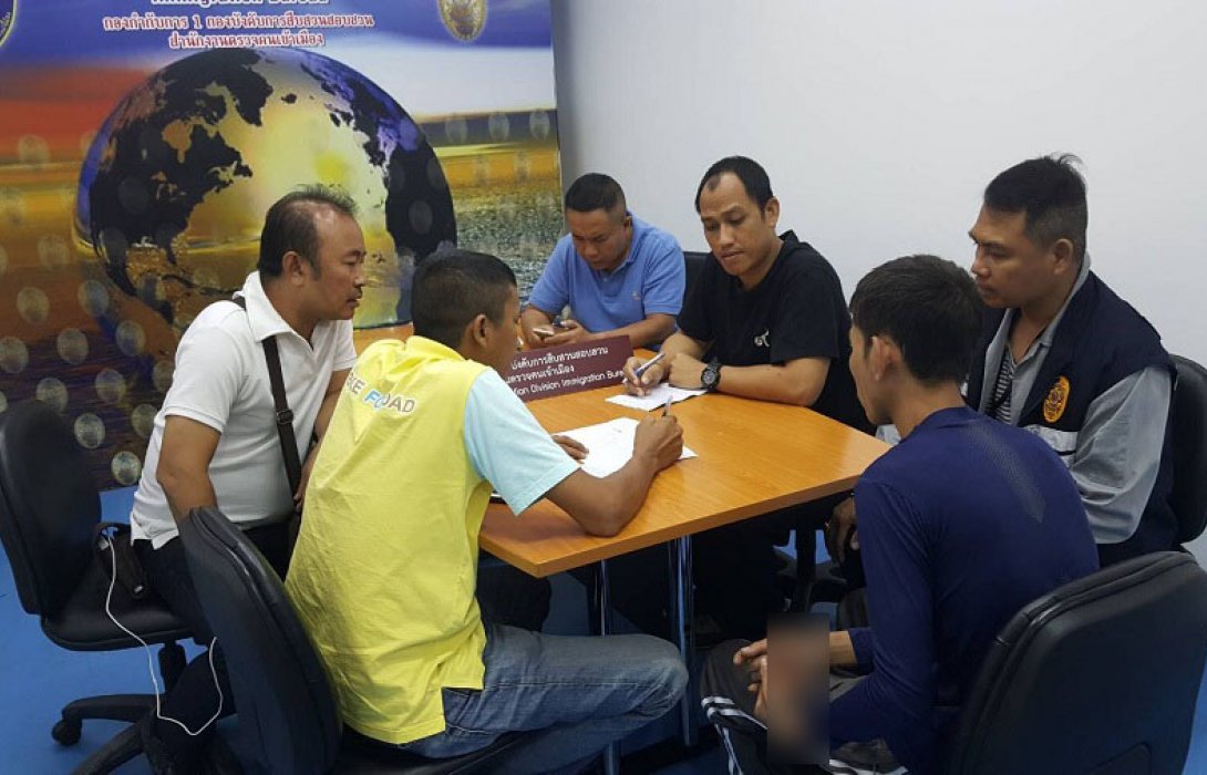 สืบ ตม.ประสาน สภ.ปลวกแดง รวบหนุ่มเวียตนามใจร้อนแทงเพื่อนเสียชีวิต