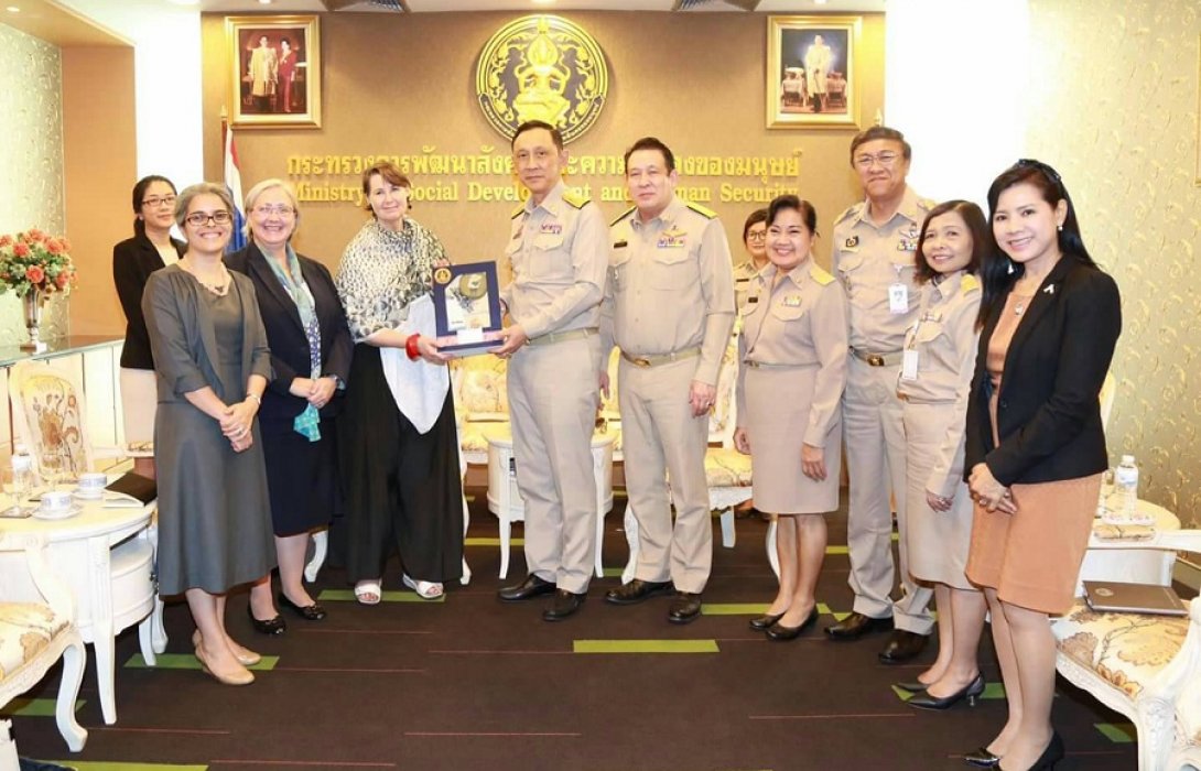 เข้าเยี่ยมคารวะ...