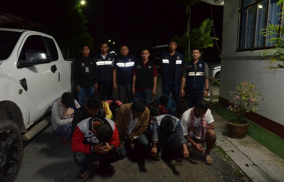 บก.ตม.3 จว.กาญจนบุรี บุกจับต่างด้าวขณะหลบหนีเข้าเมือง