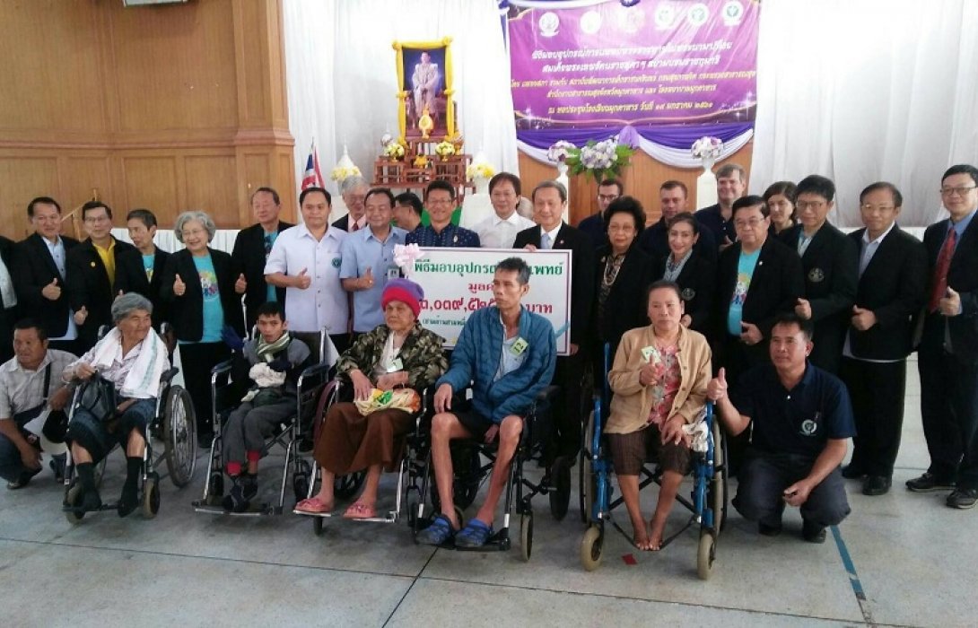 กรมสุขภาพจิต มอบรถเข็นและอุปกรณ์การแพทย์พระราชทาน มูลค่ากว่า 3 ล้านบาท เพิ่มสุขให้ผู้พิการ จ.มุกดาหาร