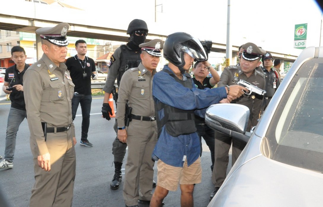 บิ๊กโอ๋ นำทีมสืบสวนบุกรวบมือปืนหึงโหด ชำระแค้นยิงเจ้าของอู่ซ่อมรถดับ 