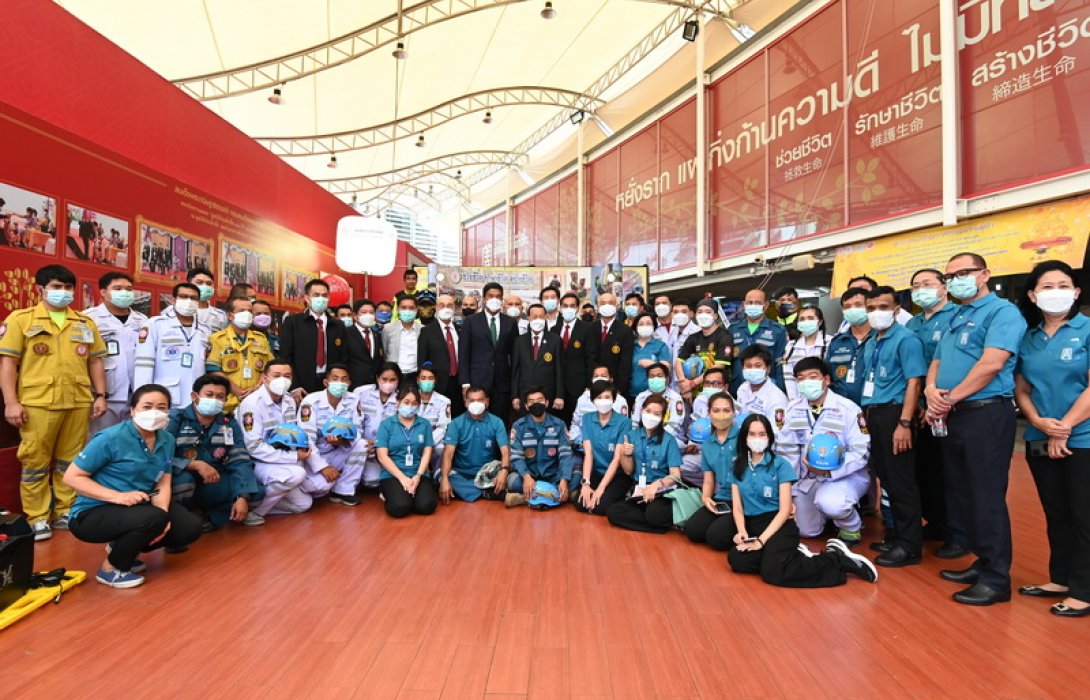 ผู้ว่าฯ กทม. สักการะหลวงปู่ไต้ฮง-เยี่ยมชมมูลนิธิป่อเต็กตึ๊ง