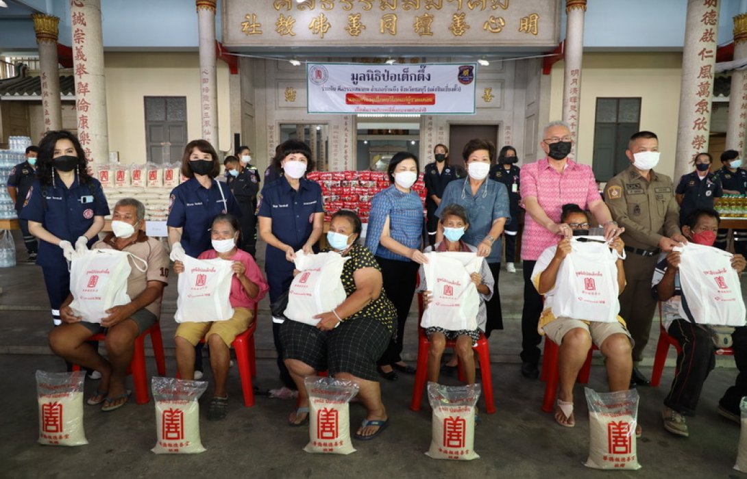 มูลนิธิป่อเต็กตึ๊ง จัดประเพณีทิ้งกระจาด ปี’65 แจกเครื่องอุปโภคให้ผู้ขาดแคลน จ.ชลบุรี
