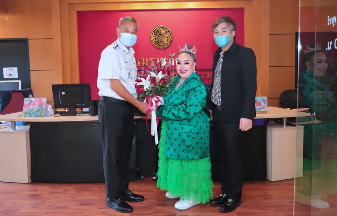 “ลีน่าจัง” หอบดอกไม้ขอโทษ “กรมราชทัณฑ์” พาดพิงคุกมี VIP ใช้มือถือในเรือนจำ