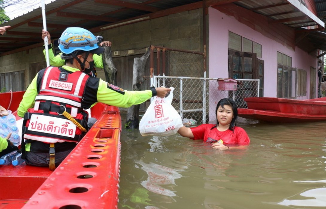 “มูลนิธิป่อเต็กตึ๊ง” ลุยไม่ถอย! จัดชุดถุงยังชีพสมทบ เสริมทัพช่วยชาวอุบลราชธานี สู้ภัย “โนรู”