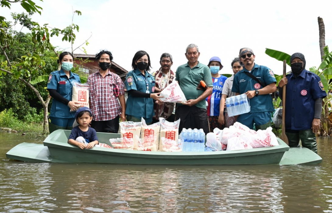 “มูลนิธิป่อเต็กตึ๊ง” ลงพื้นที่แจกเครื่องอุปโภคบริโภค ฟื้นฟูหลังน้ำลดแก่ผู้ประสบภัยน้ำท่วม