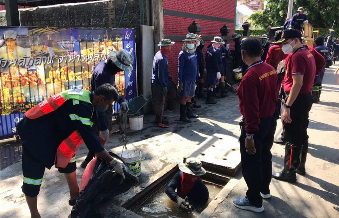 กรมราชทัณฑ์ จัดนักโทษออกลอกท่อระบายน้ำ ตลาดวังหลัง “Before-After” น้ำลดทันตาเห็น