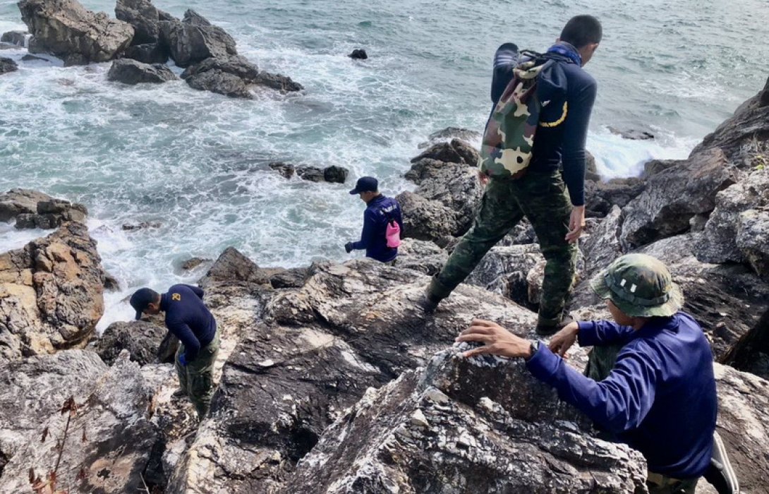 กองทัพเรือ จัดกำลังเดินเท้าสำรวจเกาะ ช่วงน้ำลดต่ำสุด ยังไม่พบกำลังพลที่สูญหายเพิ่ม