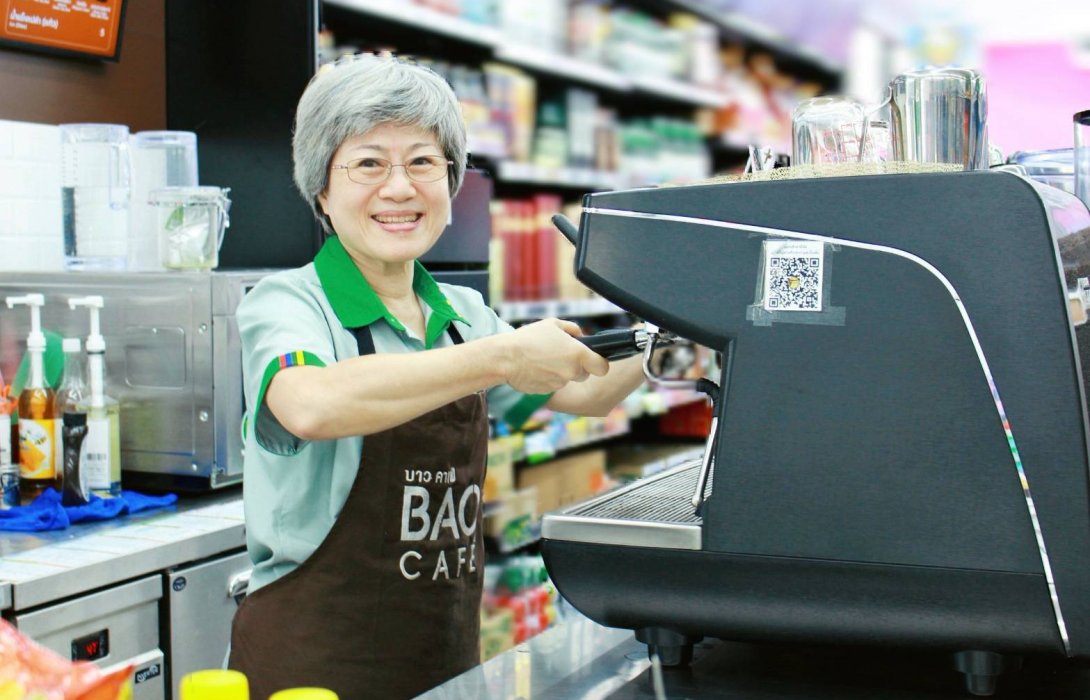 ชีวิตไม่ได้หยุดแค่เกษียณ...สู่เส้นทางใหม่ในฐานะบาริสต้าวัยเก๋า ‘ป้าทิพ-ทิพวรรณ’  จุดประกายสร้างแรงบันดาลใจต้อนรับวันผู้สูงอายุ ผ่านโครงการ ‘ซีเจ ซีเนียร์ พลัส วัยเก๋า’