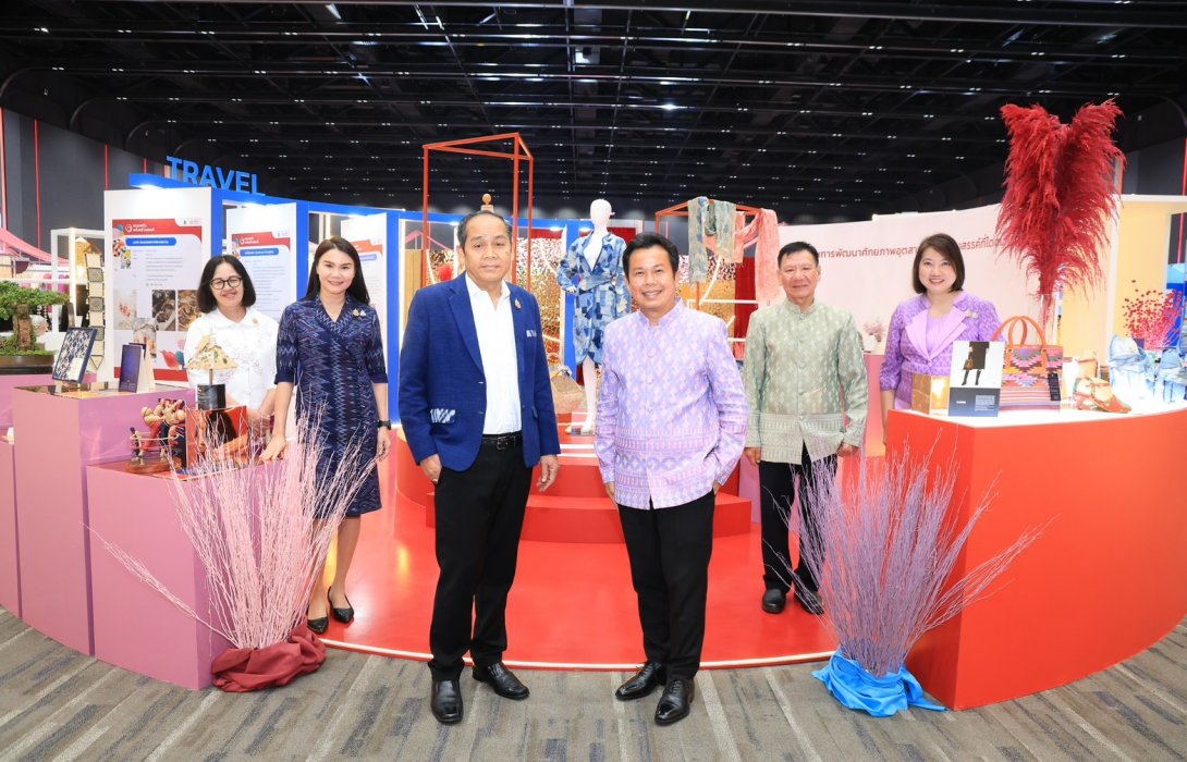 วธ.ประเดิมงาน 1 ครอบครัว 1 Soft Power เปิดงาน “มหกรรมอุตสาหกรรมสร้างสรรค์สู่สากลและการเจรจาธุรกิจ” เสริมทักษะสู่การเป็นแรงงานศักยภาพสูงเพิ่มขีดความสามารถแข่งขันในเวทีสากล