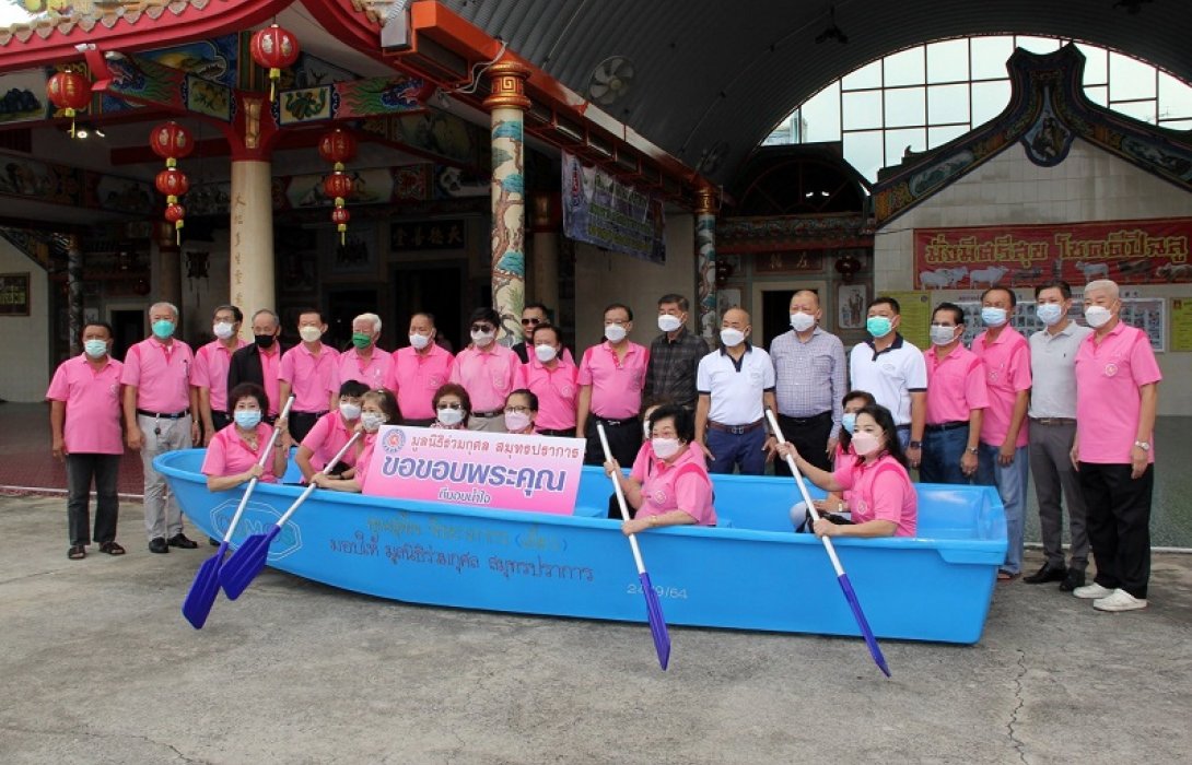 รับมอบรถพยาบาลฉุกเฉิน-เรือท้องแบน