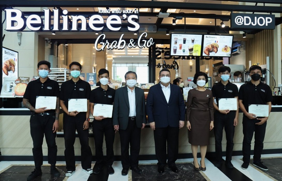 รองอธิบดีผู้พิพากษาศาลเยาวชนฯ มอบเกียรติบัตร 