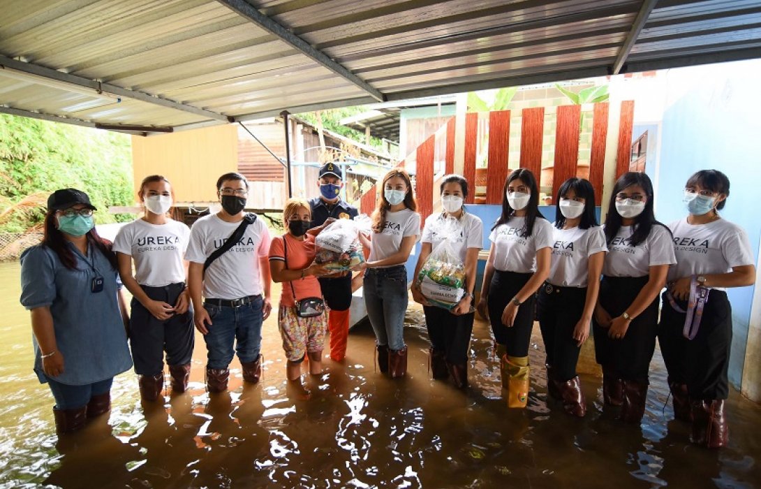 UREKA บริจาคถุงยังชีพ 