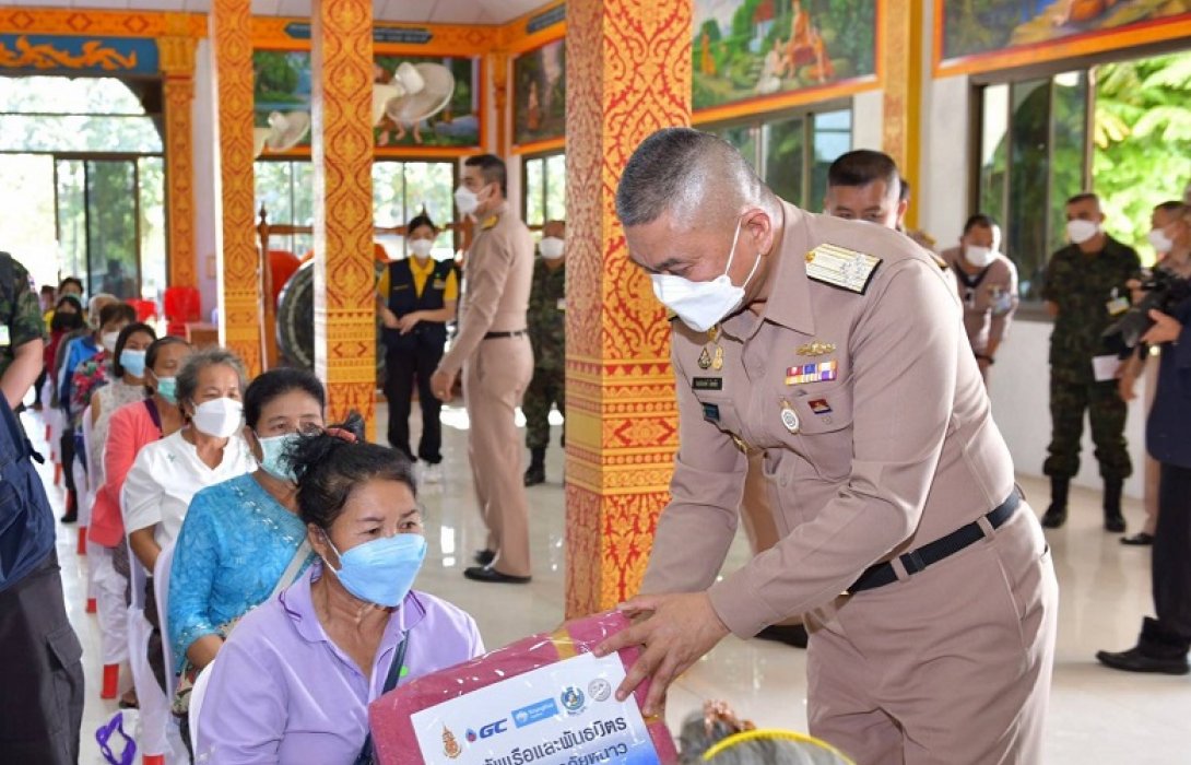 ผบ.ทร.มอบผ้าห่มให้ประชาชนที่ประสบภัยหนาว