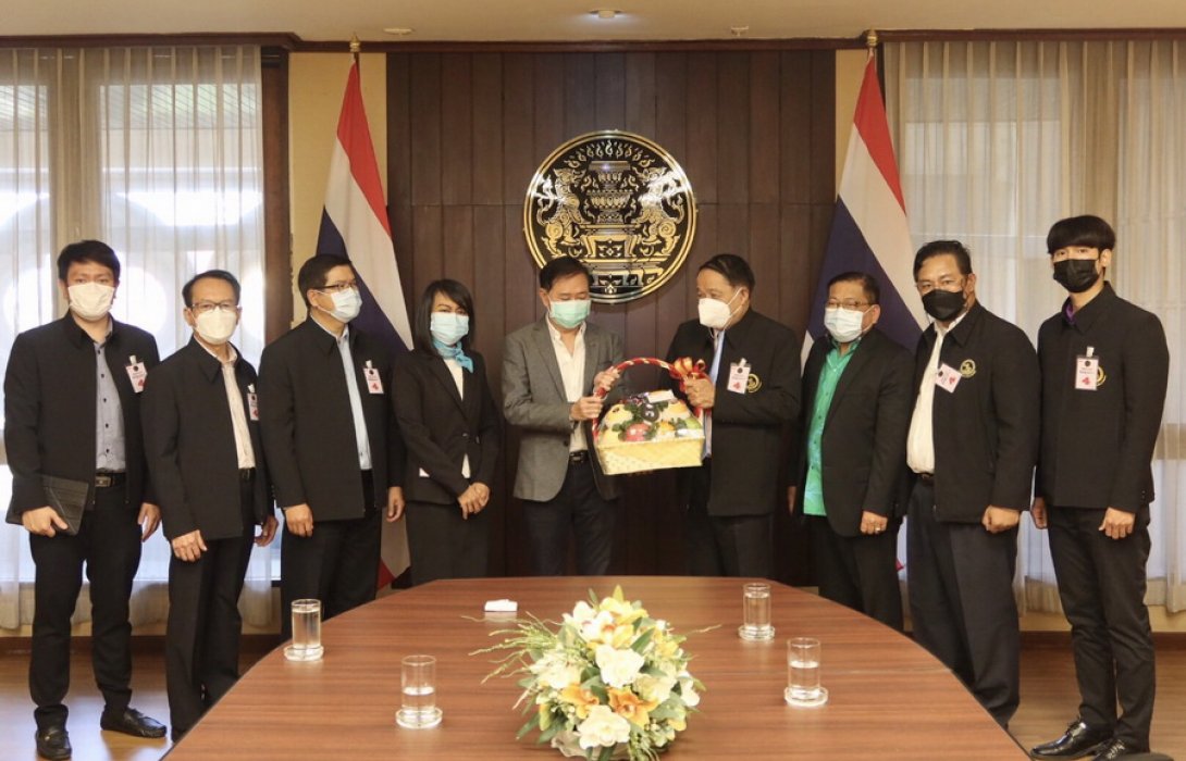 มอบกระเช้าและถือโอกาสรับพรปีใหม่ 2565