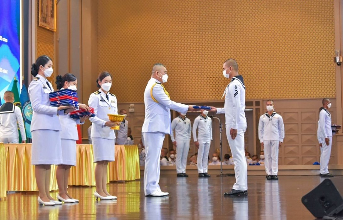 ประดับเครื่องหมายยศ 