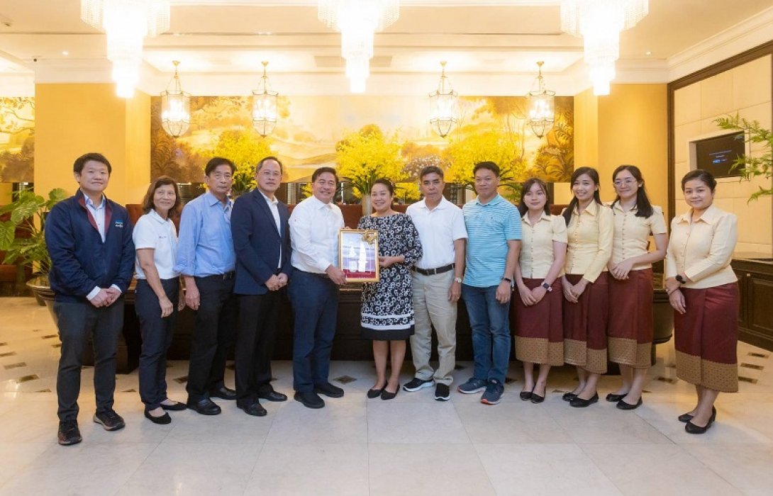 ให้การต้อนรับ