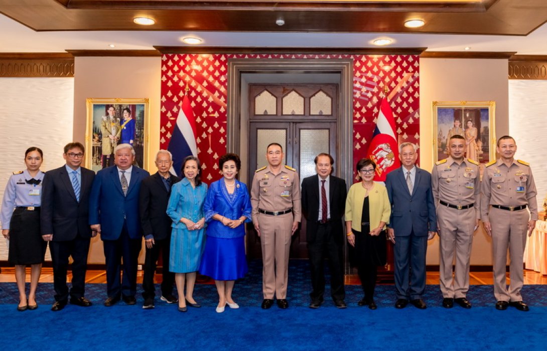 ผบ.ทร. รับมอบเงินจากมูลนิธิราชสกุลอาภากรฯ เพื่อช่วยเหลือครอบครัวกำลังพลเรือหลวงสุโขทัย