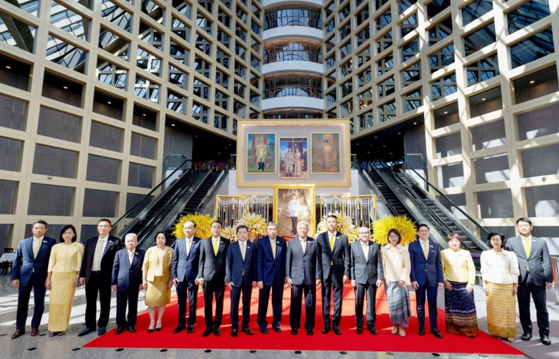 กลุ่มเอสซีบี เอกซ์ จัดพิธีตักบาตร พิธีถวายราชสดุดีเฉลิมพระเกียรติ และถวายพระพรชัยมงคล เนื่องในโอกาสวันเฉลิมพระชนมพรรษาพระบาทสมเด็จพระเจ้าอยู่หัว