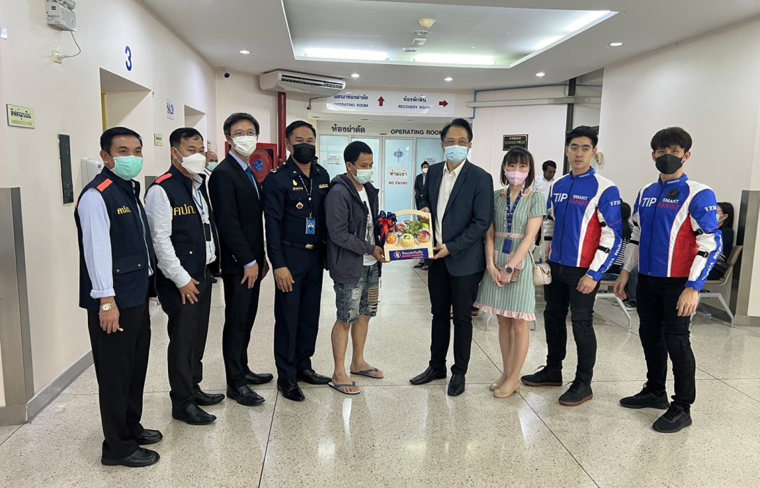 ทิพยประกันภัย นำทีมผู้บริหารและทีม TIP Smart Assist เข้าเยี่ยมผู้ที่ได้รับบาดเจ็บจากเหตุการณ์ยิง ในห้างสรรพสินค้า