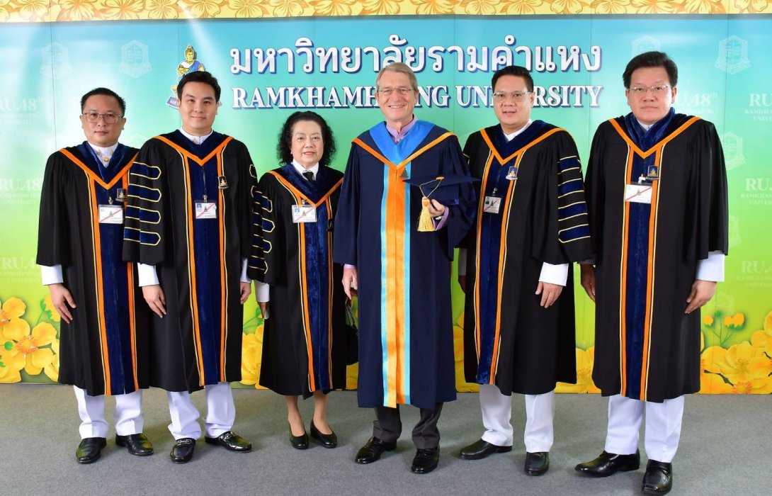ร่วมแสดงความยินดี รับปริญญาบริหารธุรกิจดุษฎีบัณฑิตกิตติมศักดิ์ จาก ม.รามคำแหง 
