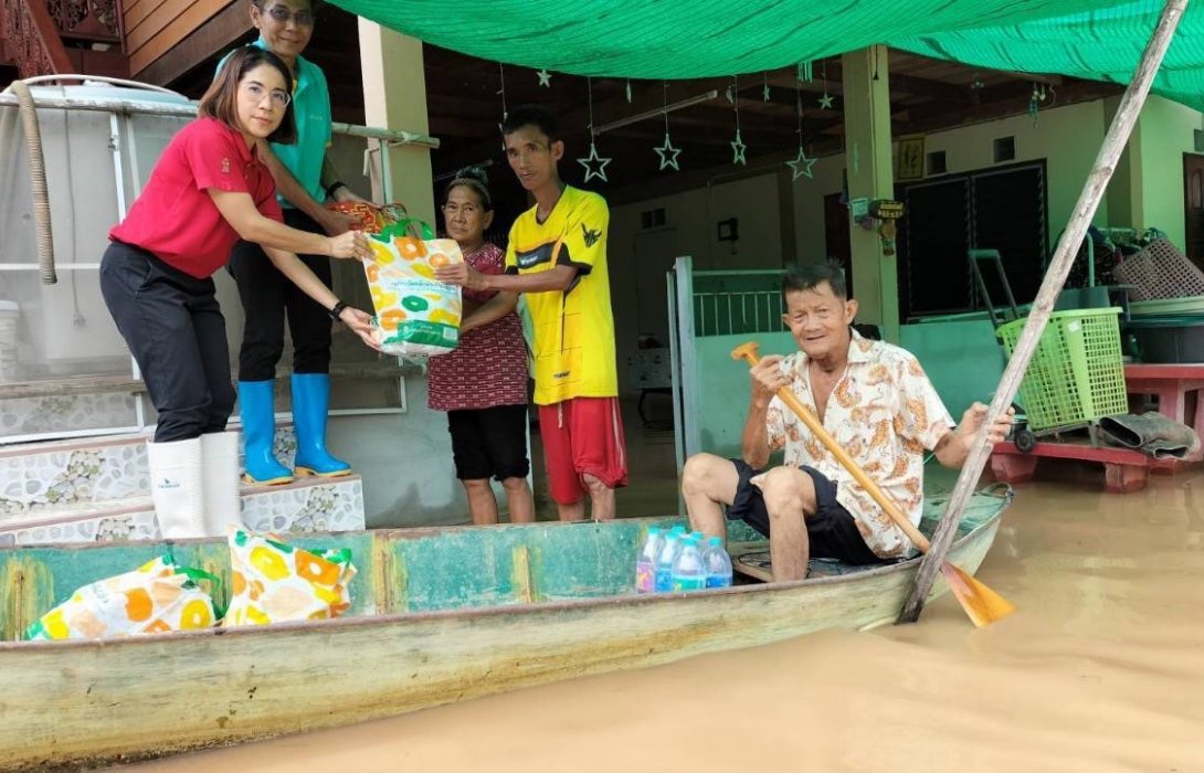 แม็คโคร-โลตัส เคียงข้างสังคมไทย ลงพื้นที่ช่วยเหลือผู้ประสบภัยน้ำท่วมอย่างต่อเนื่อง