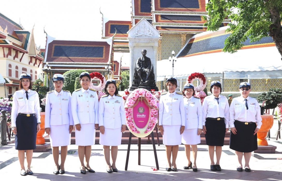 ออมสิน ร่วมพิธีวางพวงมาลา 