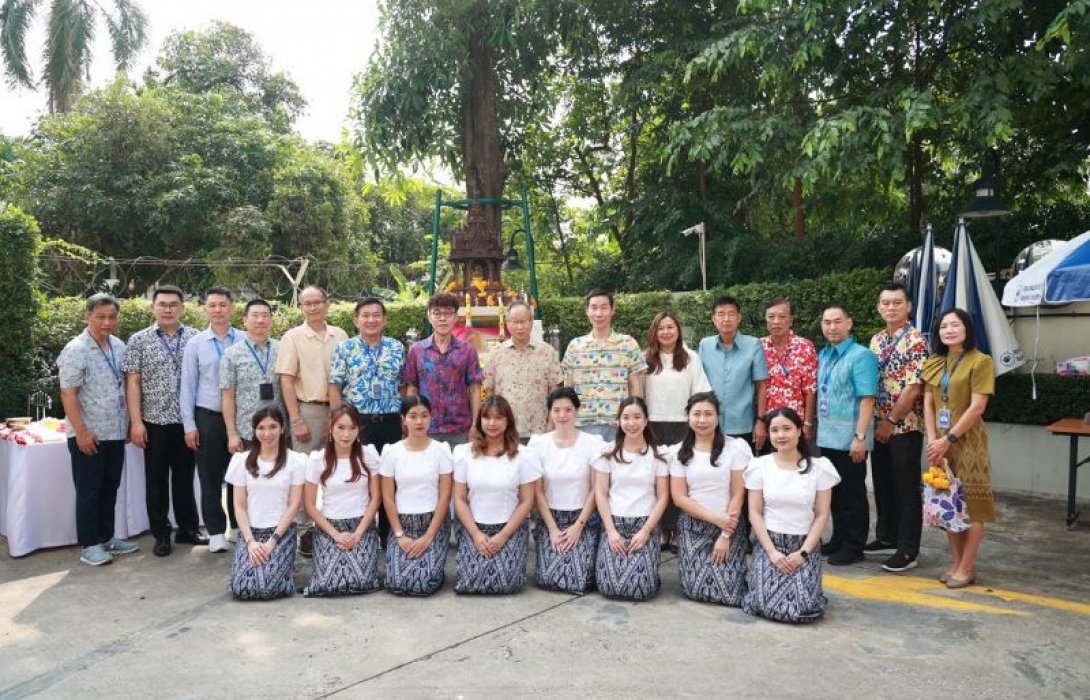 กรุงเทพประกันภัยจัดพิธีทำบุญในโอกาสครบรอบ 78 ปี พร้อมกับพิธีรดน้ำดำหัวขอพรจากผู้บริหาร เพื่อสืบสานประเพณีไทย