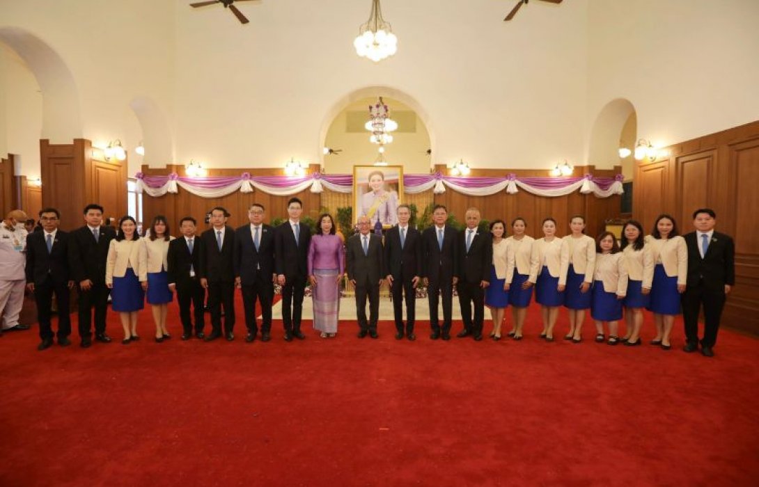 คณะกรรมการธนาคาร คณะผู้บริหาร และพนักงาน ธนาคารกรุงเทพ จำกัด (มหาชน) ถวายแจกันดอกไม้ และลงนามถวายพระพร สมเด็จพระนางเจ้าสุทิดา พัชรสุธาพิมลลักษณ พระบรมราชินี