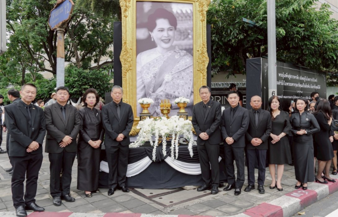 คณะผู้บริหาร และพนักงานกลุ่มบริษัท เอ็ม บี เค ร่วมเฝ้าฯ รับเสด็จในหลวง พระราชินี และพระบรมวงศานุวงศ์ เชิญพระบรมศพสมเด็จพระพันปีหลวง ไปยังพระบรมมหาราชวัง