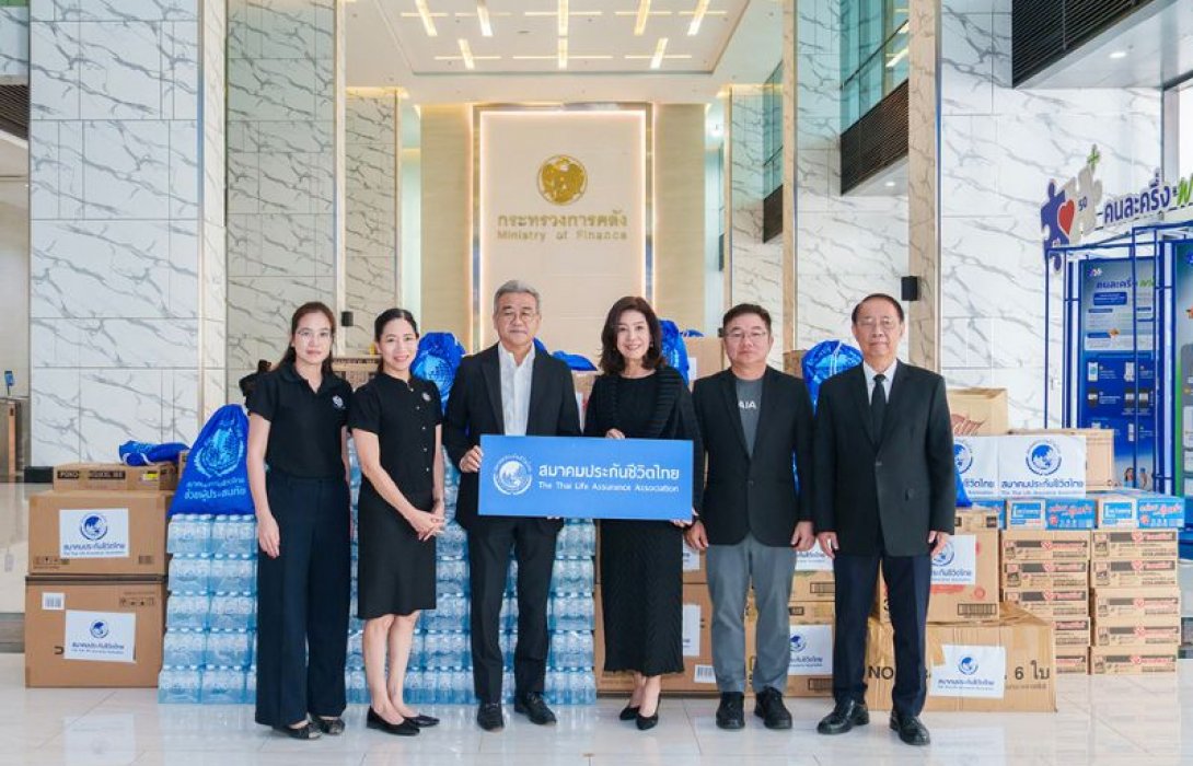 ภาคธุรกิจประกันชีวิตพร้อมเคียงข้างผู้ประสบอุทกภัยภาคใต้ ส่งมอบสิ่งของจำเป็นผ่านศูนย์วายุภักษ์รวมใจเพื่อประชาชน