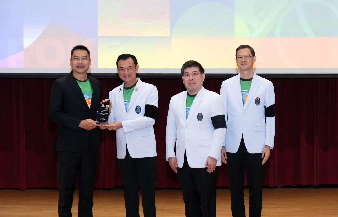 เอไอเอ ประเทศไทย รับโล่เกียรติคุณในฐานะผู้ให้การสนับสนุนโครงการ เดิน วิ่ง ปั่น ป้องกันอัมพาต ครั้งที่ 11